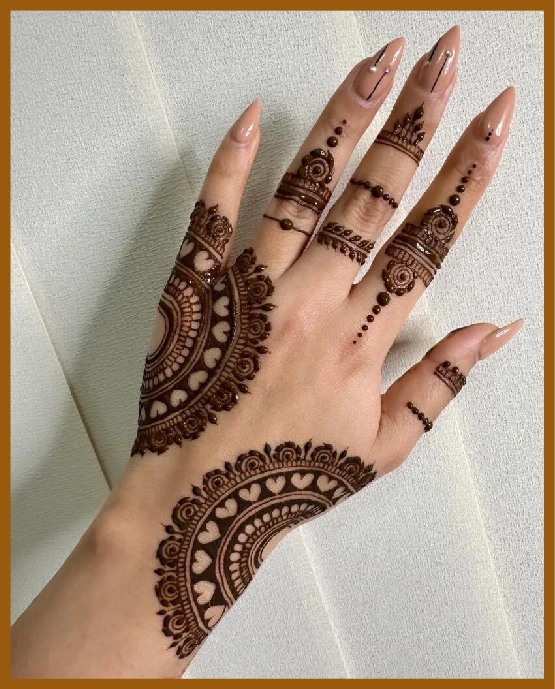 Half Moon Chain Style In Modern Back Hand Mehndi Design Half Moon Chain Style In Modern Back Hand Mehndi Design